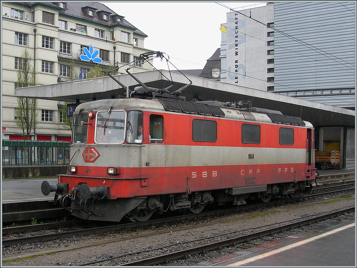 Die drittletzte SwissExpress Lok, die R 4/4 II 11141 in Luzern. 

23. April 2020