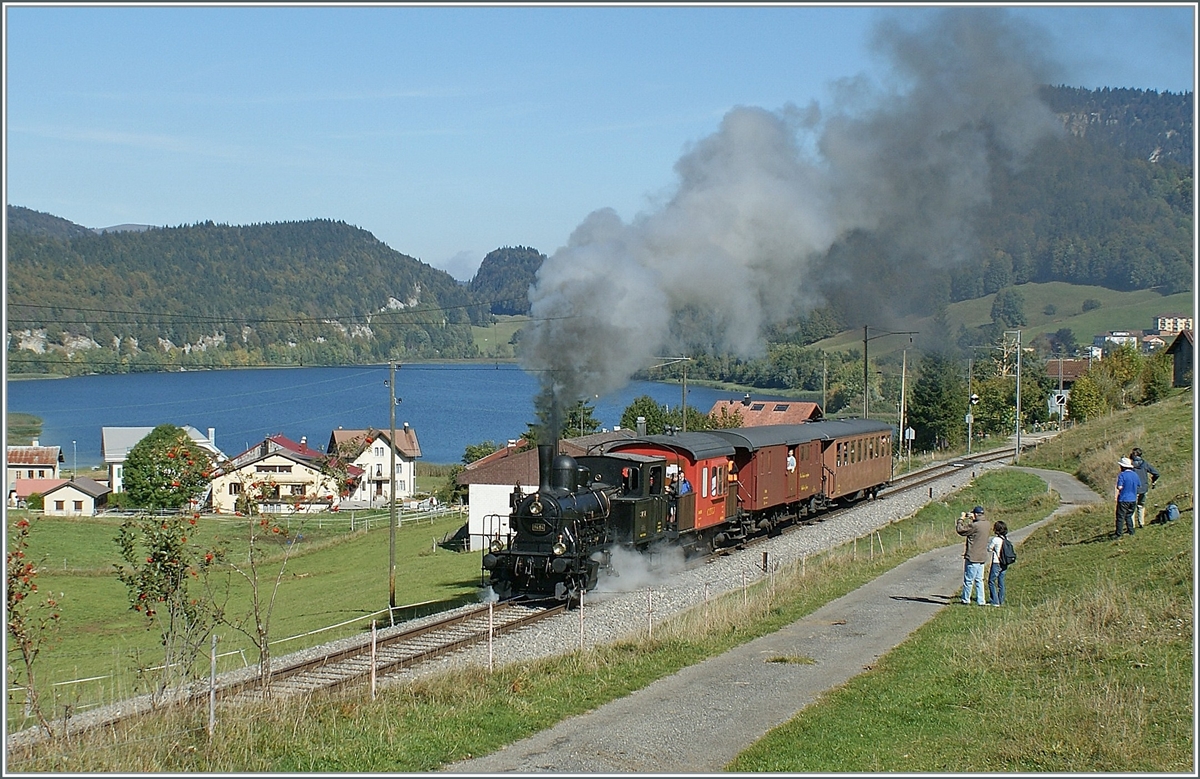 Die E 3/3 N° 8494  Tigerli  der CTVJ (Compagnie du Train à Vapeur de la Vallée du Joux) auf der Fahrt nach Le Brassus. Das Bild zeigt die zierliche Lok im Anstieg kurz nach Les Charbonnières auf der Fahrt Richtung Le Brassus, im Hintergrund der Lac Brenet. 

4. Okt. 2009