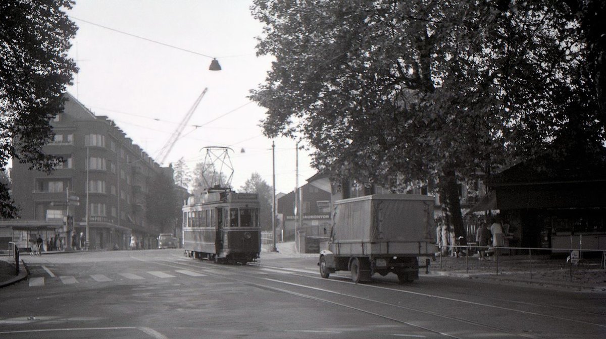 Die ehemalige Tramlinie 1 (Betriebseinstellung 11.Oktober 1965): Wagen 150 im leichten Aufstieg zur Insel. Sp�tsommer 1965  
