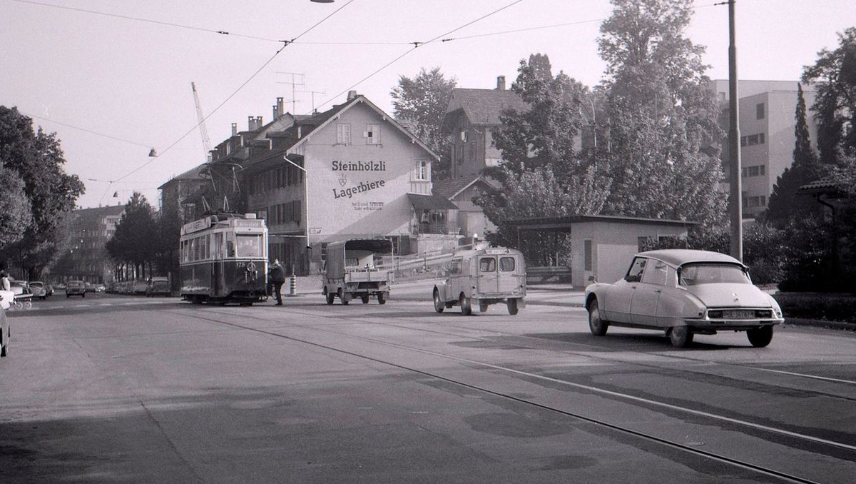 Die ehemalige Tramlinie 1 (Betriebseinstellung 11.Oktober 1965): Wagen 175 am Bremgartenfriedhof. Diese Wagen hatten auf der linken Seite einfache Schiebetüren und hinten einen einfachen Führerstand, damit sie auch betrieblich  rückwärts  eingesetzt werden konnten. In der Regel fuhren sie mit dem Führersitz vorn und den pneumatischen Türen auf der rechten Seite für den Ein- und Ausstieg. Spätsommer 1965 