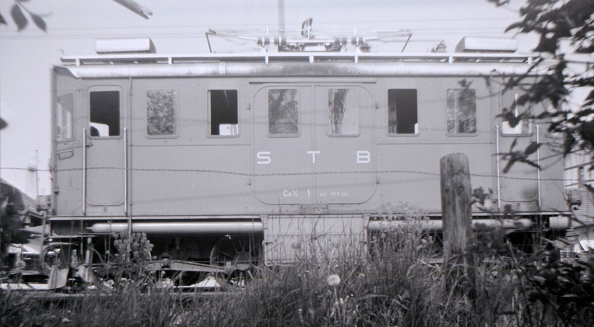 Die ehemalige Versuchslok und spätere Ce 4/4 1 der Sensetalbahn in Laupen, 21.Mai 1963. 