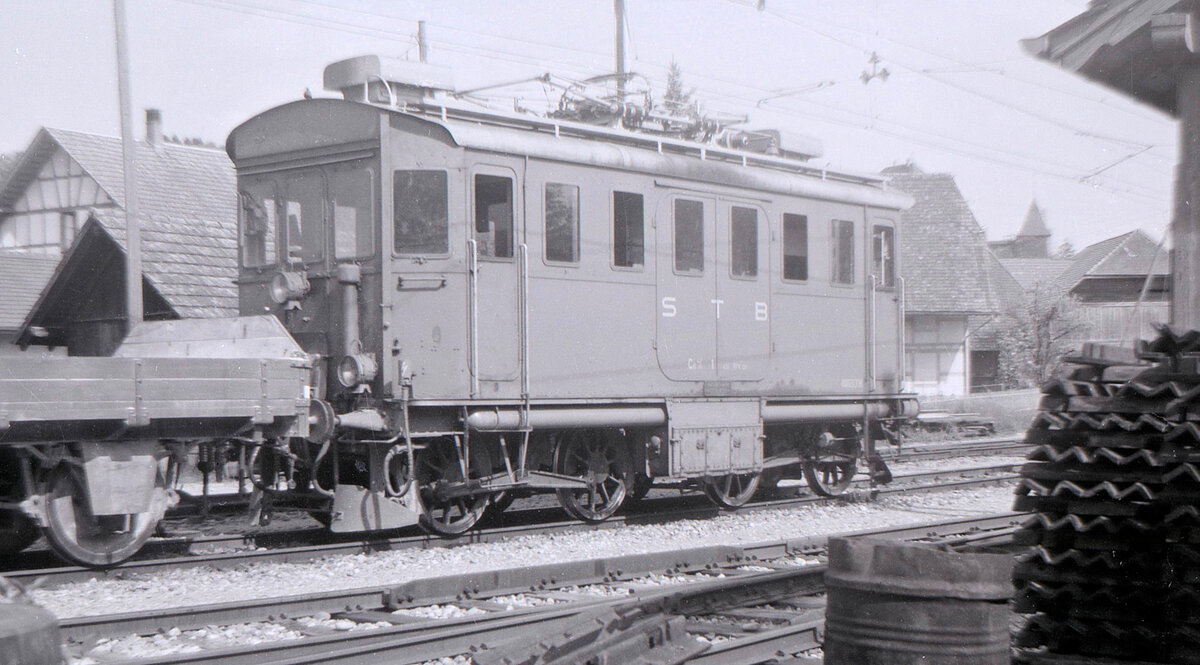 Die ehemalige Versuchslok und spätere Ce 4/4 1 der Sensetalbahn in Laupen, 21.Mai 1963. 