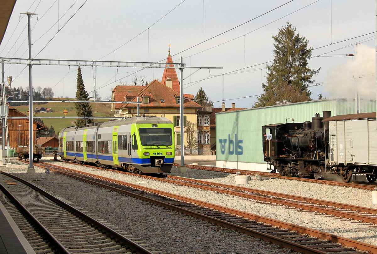 Die ehemalige VHB (Vereinigte Huttwil-Bahnen) / Strecke der urspr�nglichen LHB(Langenthal-Huttwil-Bahn) / heute BLS S-Bahn Luzern S6 und S7: Huttwil, am 26.Februar 2017. BLS NINA 525 035, noch im alten (zweiten) Farbschema. Daneben die Original LHB-Dampflok Ed 3/4 11 aus dem Jahr 1908. 
