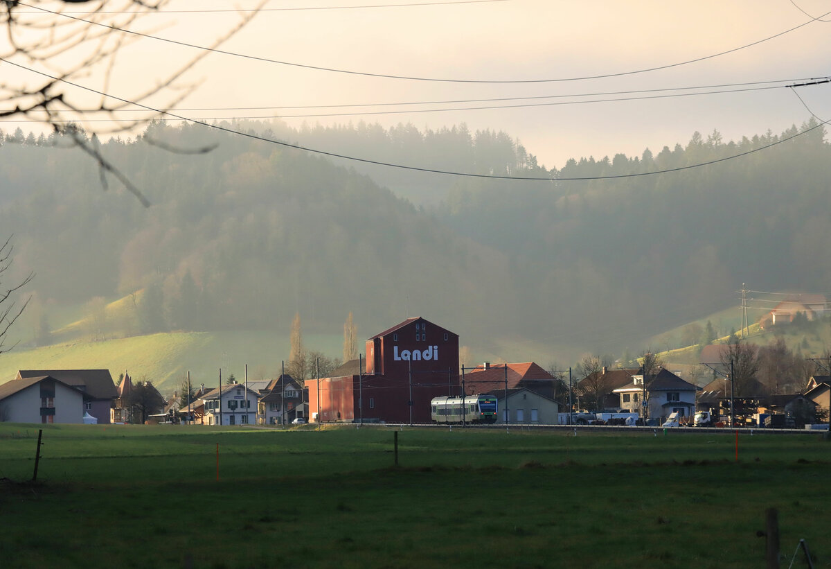Die ehemalige VHB (Vereinigte Huttwil-Bahnen) / Strecke der ursprünglichen LHB(Langenthal-Huttwil-Bahn) / heute BLS S-Bahn Luzern S6 und S7: BLS NINA 525 003 kurz vor der Station Kleindietwil, von Lindenholz aus gesehen. 31.Dezember 2021 