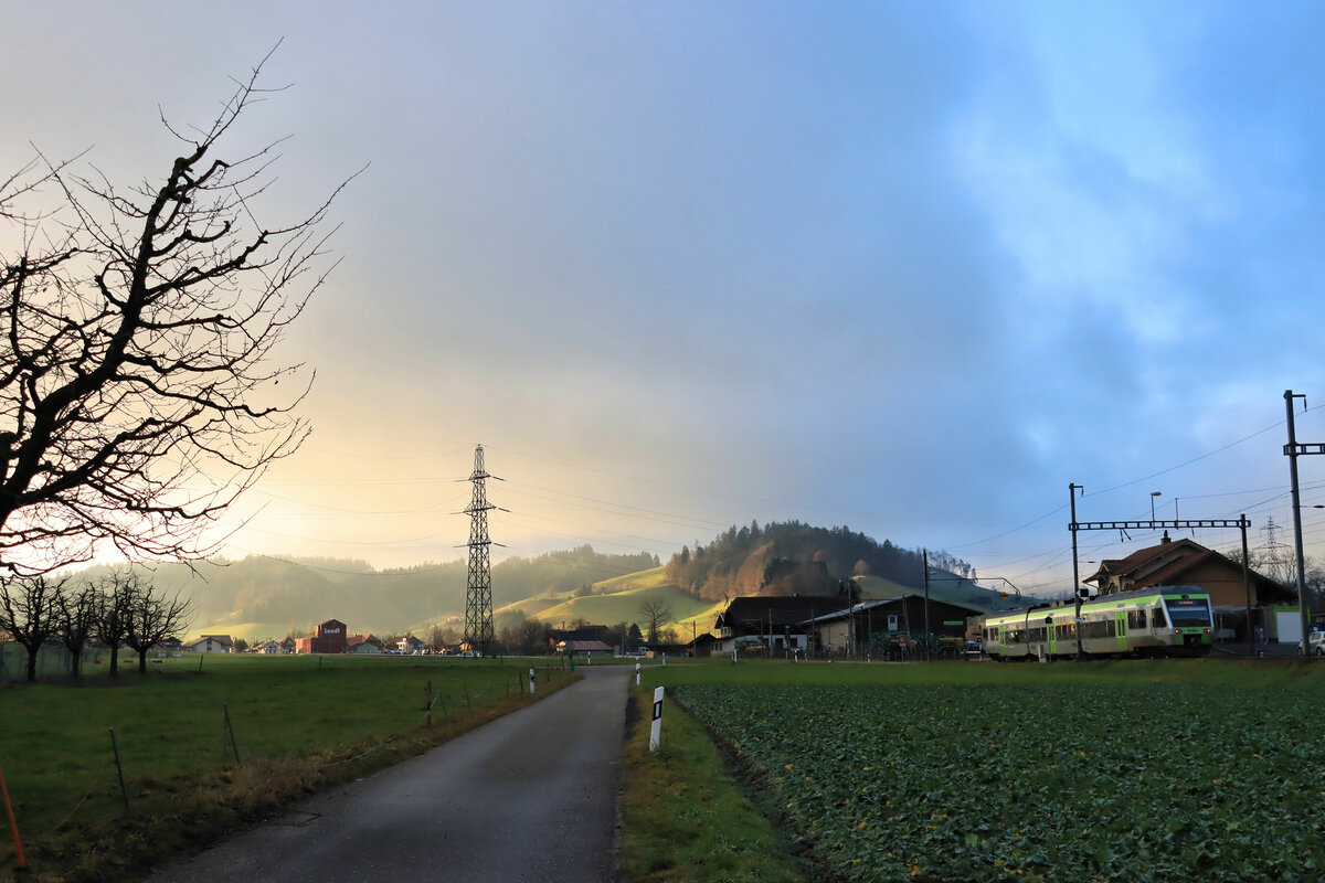 Die ehemalige VHB (Vereinigte Huttwil-Bahnen) / Strecke der ursprünglichen LHB(Langenthal-Huttwil-Bahn) / heute BLS S-Bahn Luzern S6 und S7: BLS NINA 525 003 auf der Fahrt von Langenthal nach Luzern. Lindenholz, 31.Dezember 2021 