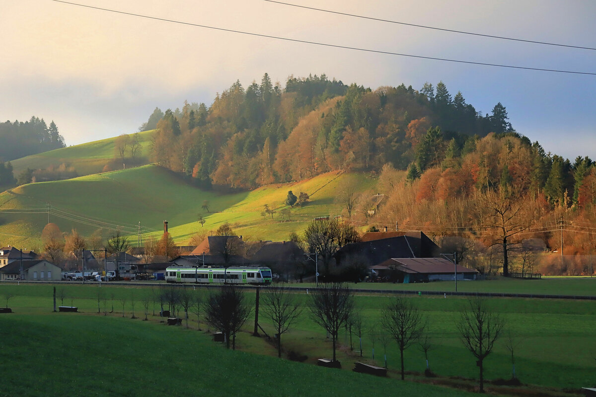 Die ehemalige VHB (Vereinigte Huttwil-Bahnen) / Strecke der ursprünglichen LHB(Langenthal-Huttwil-Bahn) / heute BLS S-Bahn Luzern S6 und S7: NINA 525 028 nähert sich von Huttwil her Lindenholz, einem kleinen Halt auf Verlangen. 31.Dezember 2021 
