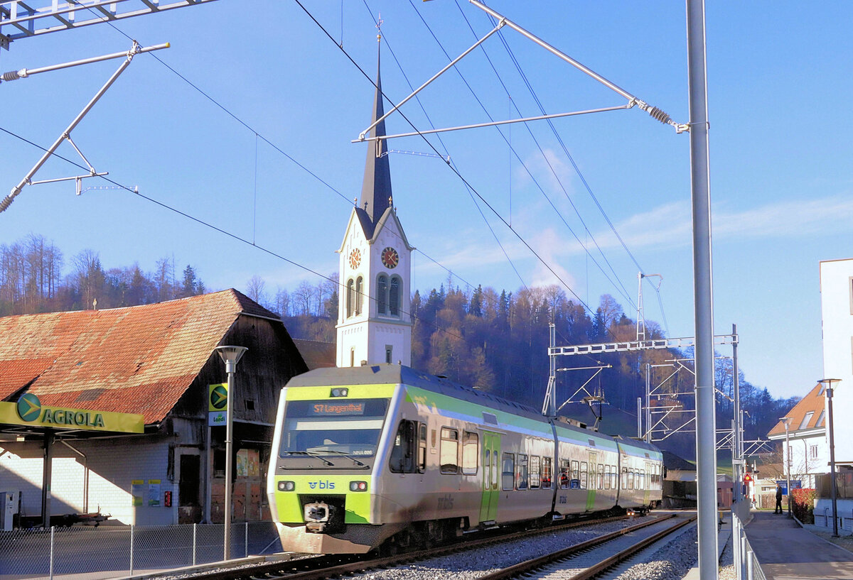 Die ehemalige VHB (Vereinigte Huttwil-Bahnen) / Strecke der ursprünglichen Huttwil-Wolhusen Bahn (HWB): Ausfahrt aus Menznau der BLS NINA 525 006 als luzerner S7  Richtung Huttwil und Langenthal. 31.Dezember 2021 