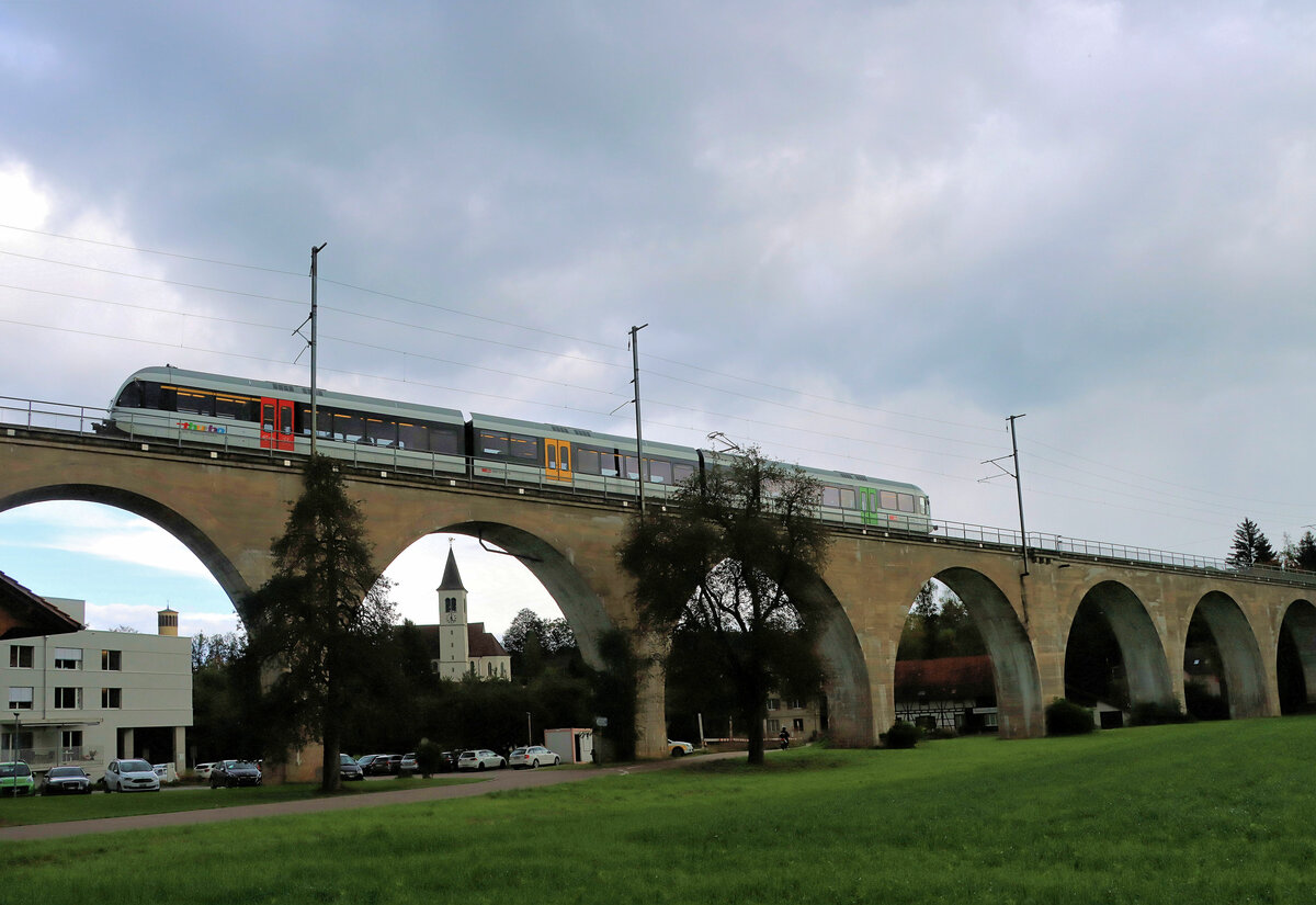 Die einstige MThB-Strecke zwischen Wil und Weinfelden: Ein Thurbo GTW 2/8 auf der Kirchturmspitze von Bussnang. 6.Oktober 2021 
