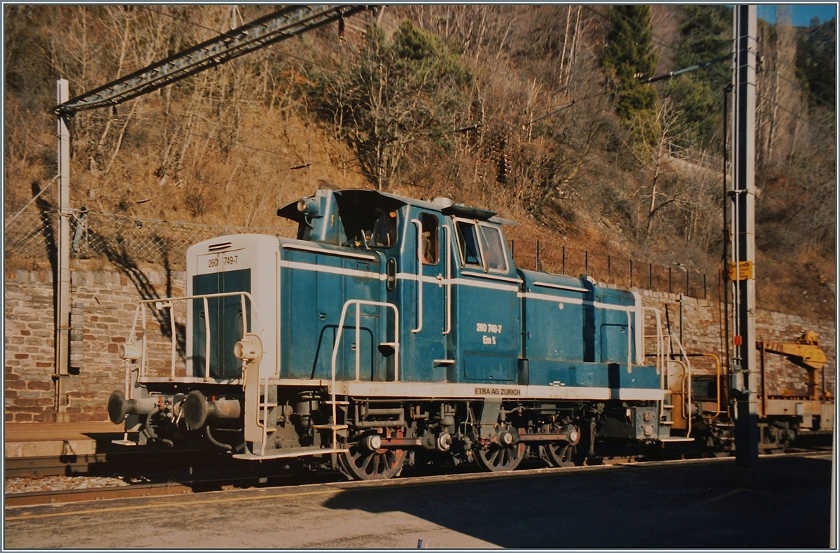 Die ETRA AG 260 749-7 steht als Em 3/3 in Hohtenn bei der BLS im Baustellenverkehr. 

Analog Bild vom Februar 1996