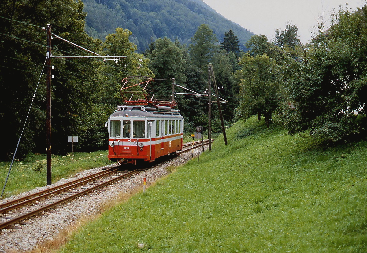 Die Firma Stern & Hafferl betreibt mehrere normal- und meterspurige Bahnen in Ober�sterreich. Nachdem zun�chst gebrauchte Fahrzeuge aus Deutschland die urspr�nglichen Triebwagen ersetzen sollten, wurden sp�ter auch ex-schweizer Triebwagen gekauft. Der ET 26.109, der im Juli 1992 auf dem Dreischienengleis zwischen Gmunden Traundorf und Engelhof unterwegs ist, wurde 1948 von Schlieren/Oerlikon als BFe 4/4 6 an die Sernftalbahn geliefert und nach deren Stillegung 1969 an die AOMC (dort BDe 4/4 112) verkauft, die das Fahrzeug 1986 an Stern & Hafferl ver�u�erte. Auf dem Dreischienengleis fand ein gemeinsamer Verkehr der normalspurigen �BB-Lokalbahn von Lambach zum Seebahnhof in Gmunden und der meterspurigen Lokalbahn von Gmunden-Traundorf nach Vorchdorf-Eggenberg statt. Nachdem die �BB den Verkehr zwischen Engelhof und Gmunden Seebahnhof aufgegeben hatte, wurde das Dreischienengleis 2009 ausgebaut.