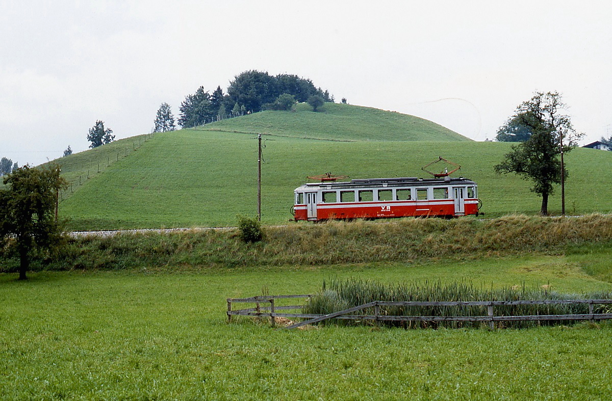 Die Firma Stern & Hafferl betreibt mehrere normal- und meterspurige Bahnen in Ober�sterreich. Nachdem zun�chst gebrauchte Fahrzeuge aus Deutschland die urspr�nglichen Triebwagen ersetzen sollten, wurden sp�ter auch ex-schweizer Triebwagen gekauft. Im Juli 1992 f�hrt der ET 26.109 (ex-Sernftalbahn BFe 4/4 6, ex AOMC BDe 4/4 112) auf der meterspurigen Lokalbahn Gmunden-Vorchdorf (GV) die Steigung zwischen Traundorf und Engelhof hinauf. Die Bezeichnung  VA  ist ein Hinweis, dass der Triebwagen hier nur leihweise im Einsatz ist und eigentlich zur Lokalbahn V�cklamarkt-Attersee geh�rt (das gleiche gilt f�r die Ziffer  26 , auch sie ist ein Eigentumsmerkmal der VA, Fahrzeugen der GV wird die Ziffer  23  vorgestellt).