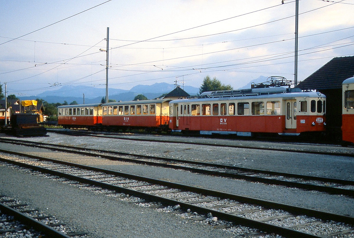 Die Firma Stern & Hafferl betreibt mehrere normal- und meterspurige Bahnen in Ober�sterreich. Nachdem zun�chst gebrauchte Fahrzeuge aus Deutschland die urspr�nglichen Triebwagen ersetzen sollten, wurden sp�ter auch ex-schweizer Triebwagen gekauft. In Vorchdorf ist der ET 23.105 (ex Tramways Lausannois BDZe 4/4 191 ex Trogener Bahn BDe 4/4 5) mit zwei von den Vereinigten Bern-Worb-Bahnen stammenden Personenwagen im Juli 1992 abgestellt. Im Vordergrund die Normalspurgleise der Lokalbahn Lambach-Vorchdorf.