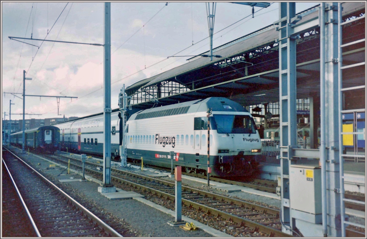 Die  Flugzug  SBB Re 460 112-6 mit einem IR/IC in Basel SBB. 

Analog Bild vom 31. Jan. 2000