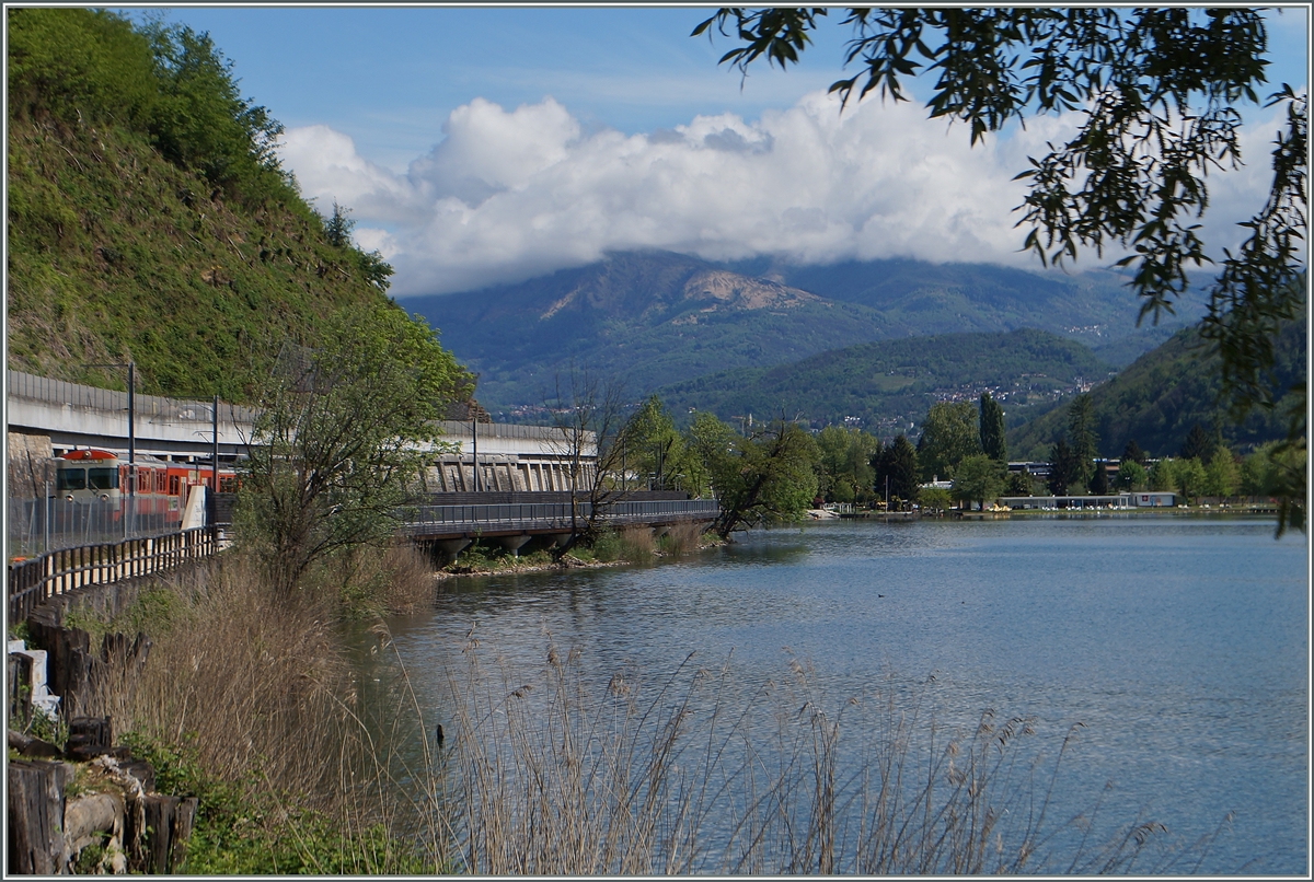 Die Fotostelle am Lago di Lugano bei Agno wäre genial, würde der dem See entlang führende Fussgängersteg nicht auf stupide Weise die Sicht gegen die FLP abschirmen. 

30. April 2015