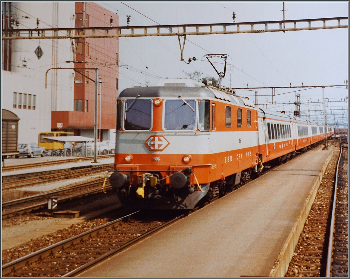 Die frisch aus der in Bellinzoa erhalten R3 zurückgekehrte SBB Re 4/4 II 11106 fährt ist mit dem IC 126 in Aarau durch. Der  Swiss-Express  EW III Zug ist auf dem Weg von St. Gallen nach Genève. 
Die Lok war damals zwanzig Jahre alt und die letzte der sechs Prototypen Re 4/4 II. Zu meiner Überraschung stellte ich fest,  dass die Lok schon damals mit einem Einholmstromabnehmer unterwegs war. 

Die Prototyp Loks sind 10 cm kürzer als dann die Serienloks 11107 - 11155 bzw. 61 cm
als die Lok der Nummern 11156 u.f. 
Zudem sind die drei Seitenfenstger im Gegensatz zu den Nachfolgeloks ebenfalls etwas kleiner. 
 
Analogbild / 14. Sept. 1984 