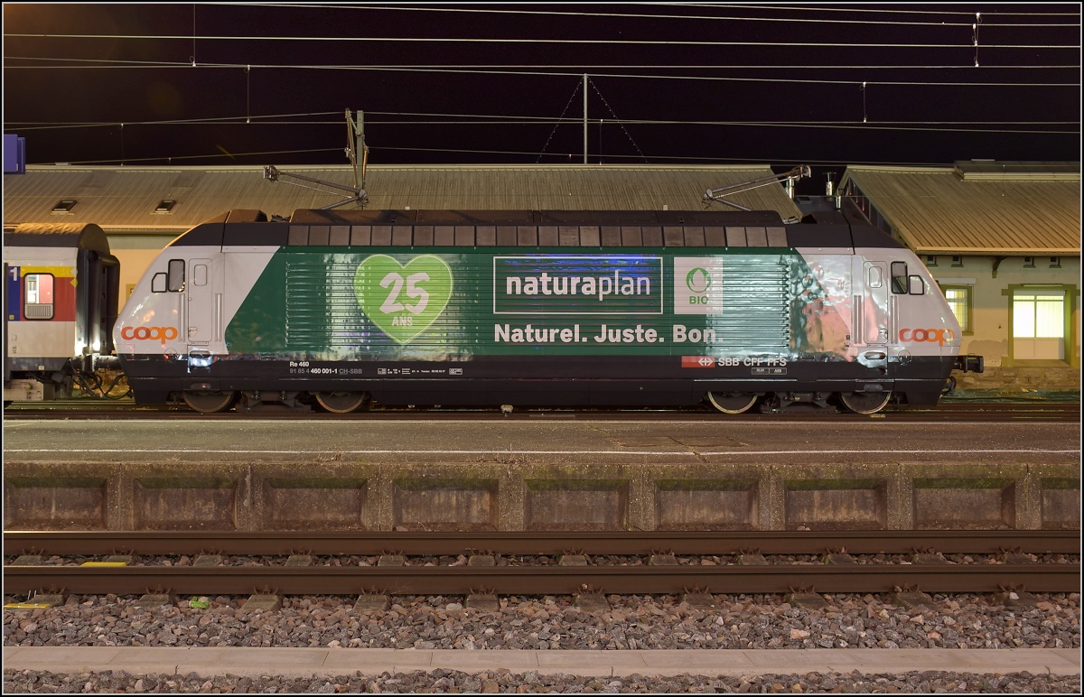 Die frisch revidierte Re 460 001 mit ebensofrischer Coop-Werbung in Konstanz geparkt. Februar 2018.
