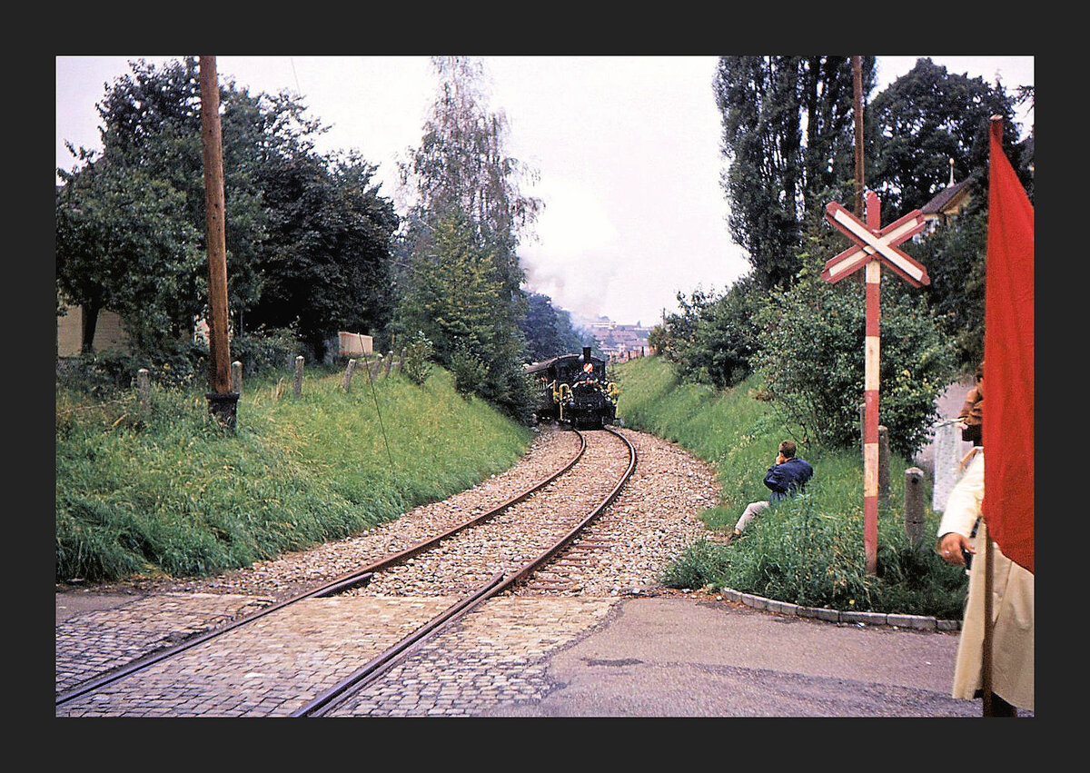 Die Gaswerkbahn Bern - Abschiedsfahrten am 31.August 1968: Vom Gaswerk an der Aare unten her kommt der Zug zur Strassenkreuzung Gossetstrasse.  