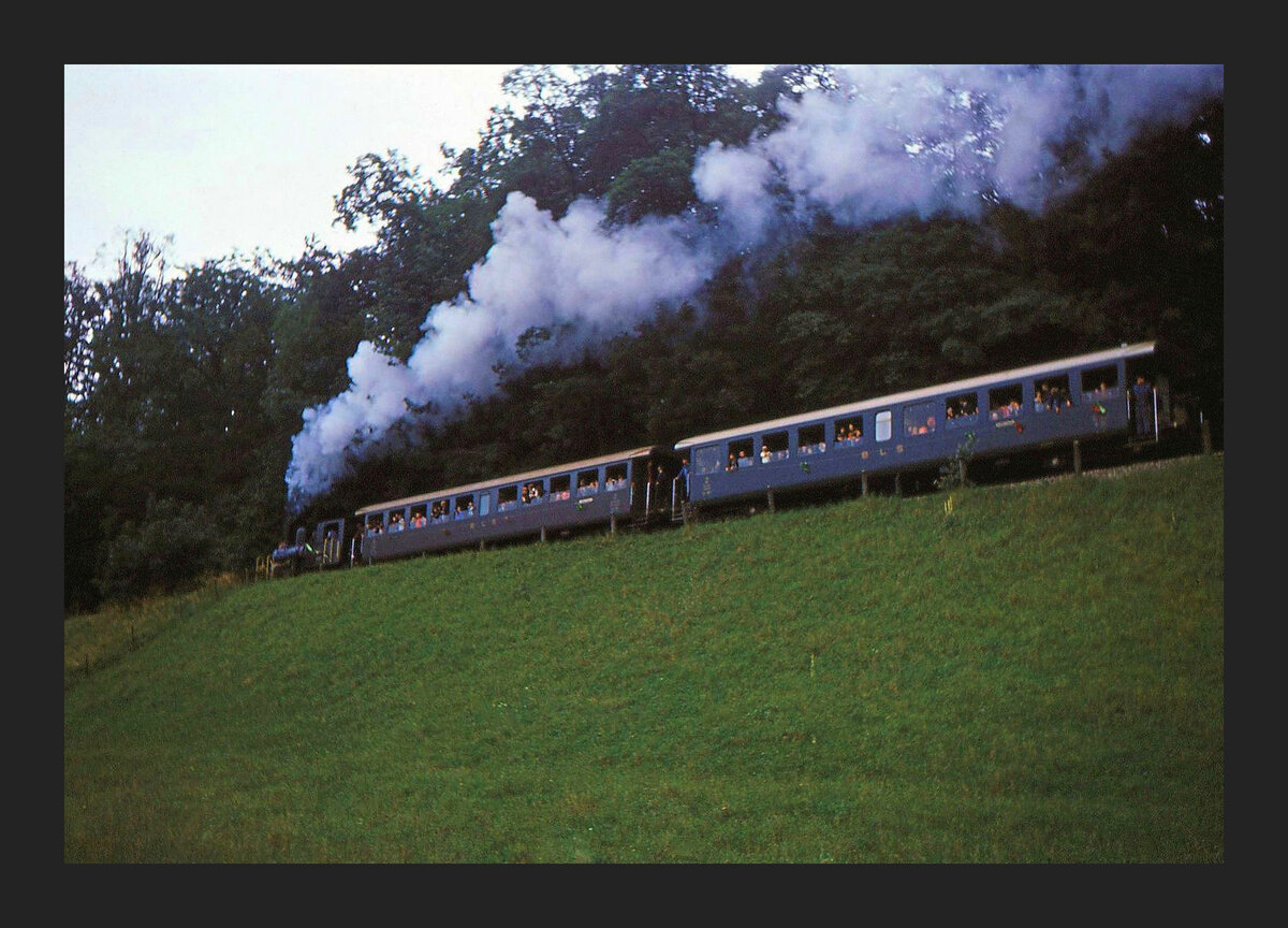 Die Gaswerkbahn Bern - der unterste Abschnitt vom Gaswerk zur Gossetstrasse, heute durchgehend ein Veloweg: Abschiedsfahrten am 31.August 1968. Die Gaswerk-Dampflok mit den beiden Drehgestell-Leichtstahlwagen mit offenen Plattformen BLS B 301 (von 1945) und B 316 (von 1950). Die Serie Drehgestell-Leichtstahlwagen mit offenen Plattformen f�r die BLS-Gruppe umfasste 3 etwas k�rzere Wagen von 1944, und 41 Wagen mit Baujahren 1945 bis 1954. 13 Wagen hatten ein Erstklassabteil.   