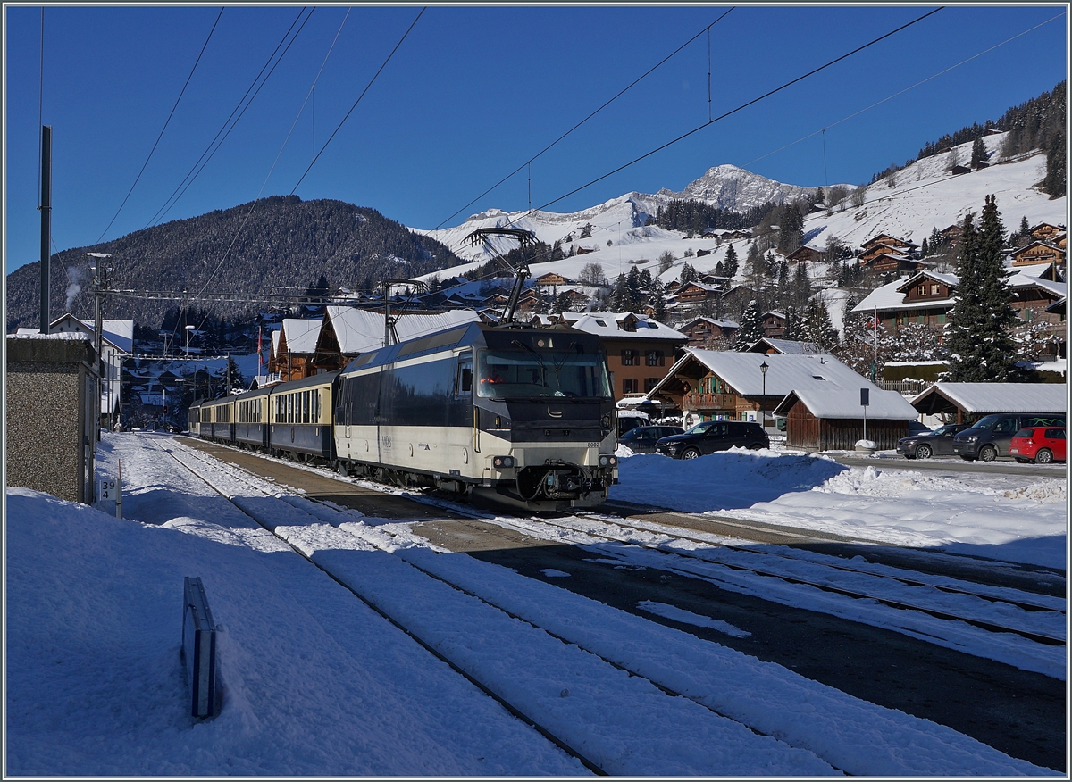 Die Ge 4/4 8002 verlässt mit dem MOB GoldenPass Belle Epoque Zug 2214 auf seiner Fahrt von Montreux nach Zweisimmen dem Bahnhof von Rougemont. Es wird nun interessant seien, zu sehen, ob die Ge 4/4 nur ausnahmsweise oder immer wieder in den  Belle-Epoque  Umlauf eingeteilt wird. die Kombination Ge 4/4 - Alpina Triebwagen praktiziert die MOB zumindest schon seit einigen, dies jedoch sowie ich es beobachten konnte nur mit Regionalzügen.

11. Januar 2021