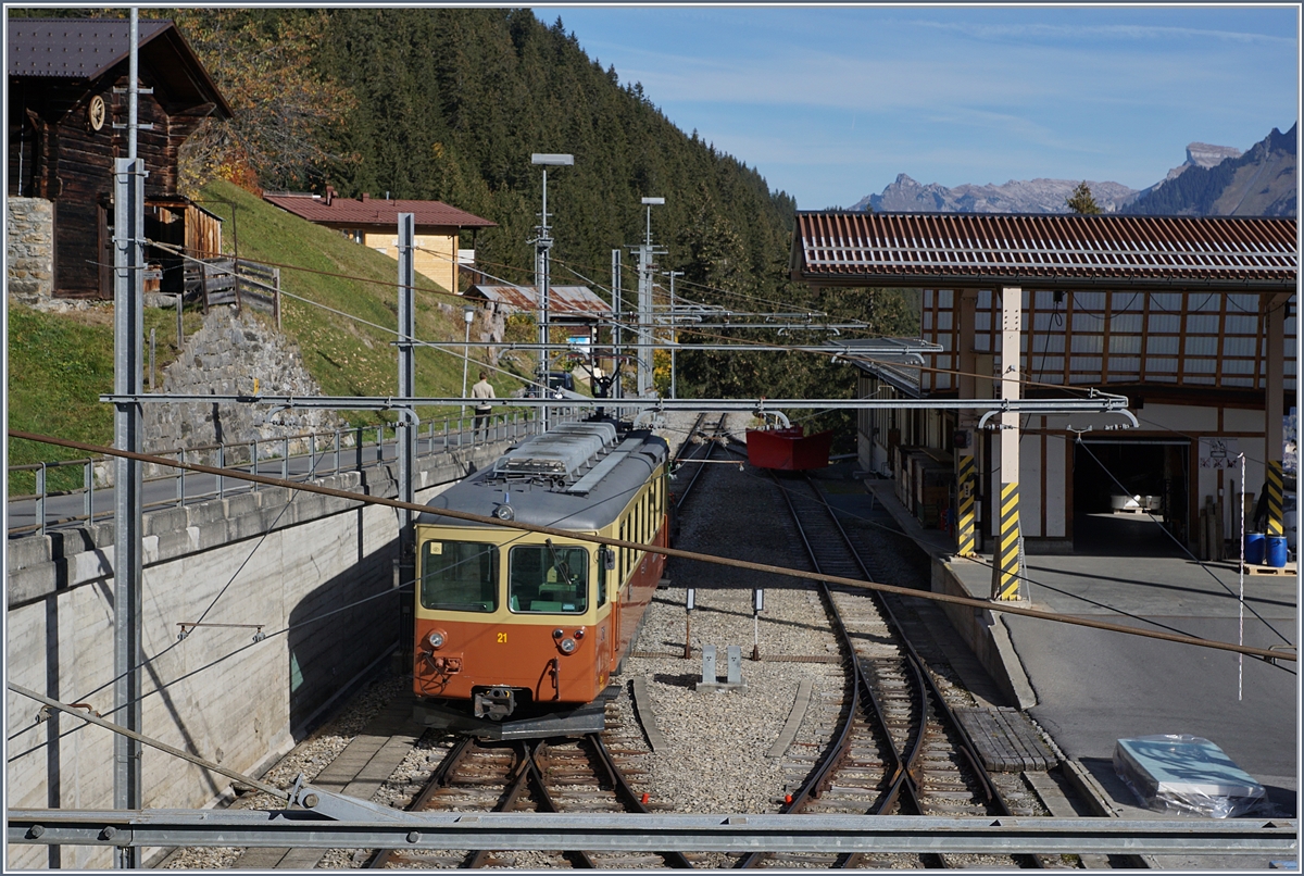 Die Gleisgeometrie (sowie auch das Empfangsgebäude) zweckmässig auf die kurzen, aber im dichten Takt verkehrenden Züge ausgerichtet.
Im Bild der ausfahrende Be 4/4 21 Richtung Grütschalp.
16. Oktober 2018