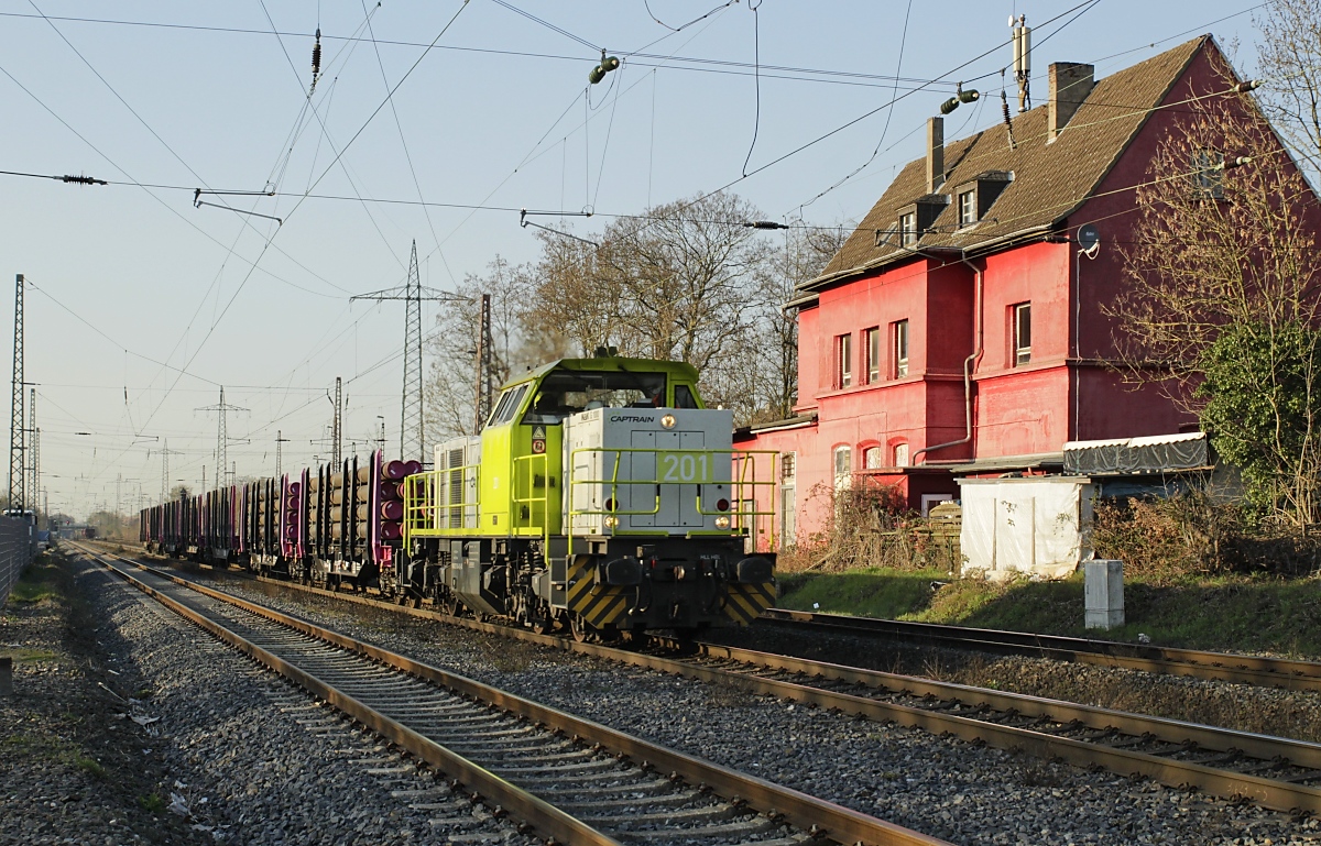 Die Güterzugstrecke von Mülheim-Speldorf nach Troisdorf ist bis heute die wichtigste Verbindung von den Niederlanden und dem Ruhrgebiet in Richtung Süden und zählt zu den am stärksten befahrenen Strecken der DB. Der Personenverkehr spielte auf dieser Verbindung allerdings nie eine große Rolle, das letzte  Alibi-Zugpaar  von Düsseldorf Hbf. nach Duisburg-Wedau verkehrte vor 40 Jahren. Am 05.04.2023 fährt die Captrain-Lok 201 (271 003-6 Vossloh 1001461/2003 G 1000 BB) am ehemaligen Bahnhofsgebäude von Ratingen-Lintorf vorbei. Vom 12.12.2003 - 28.11.2006 war sie als Am 842 101-8 für SBB Cargo AG im Einsatz.