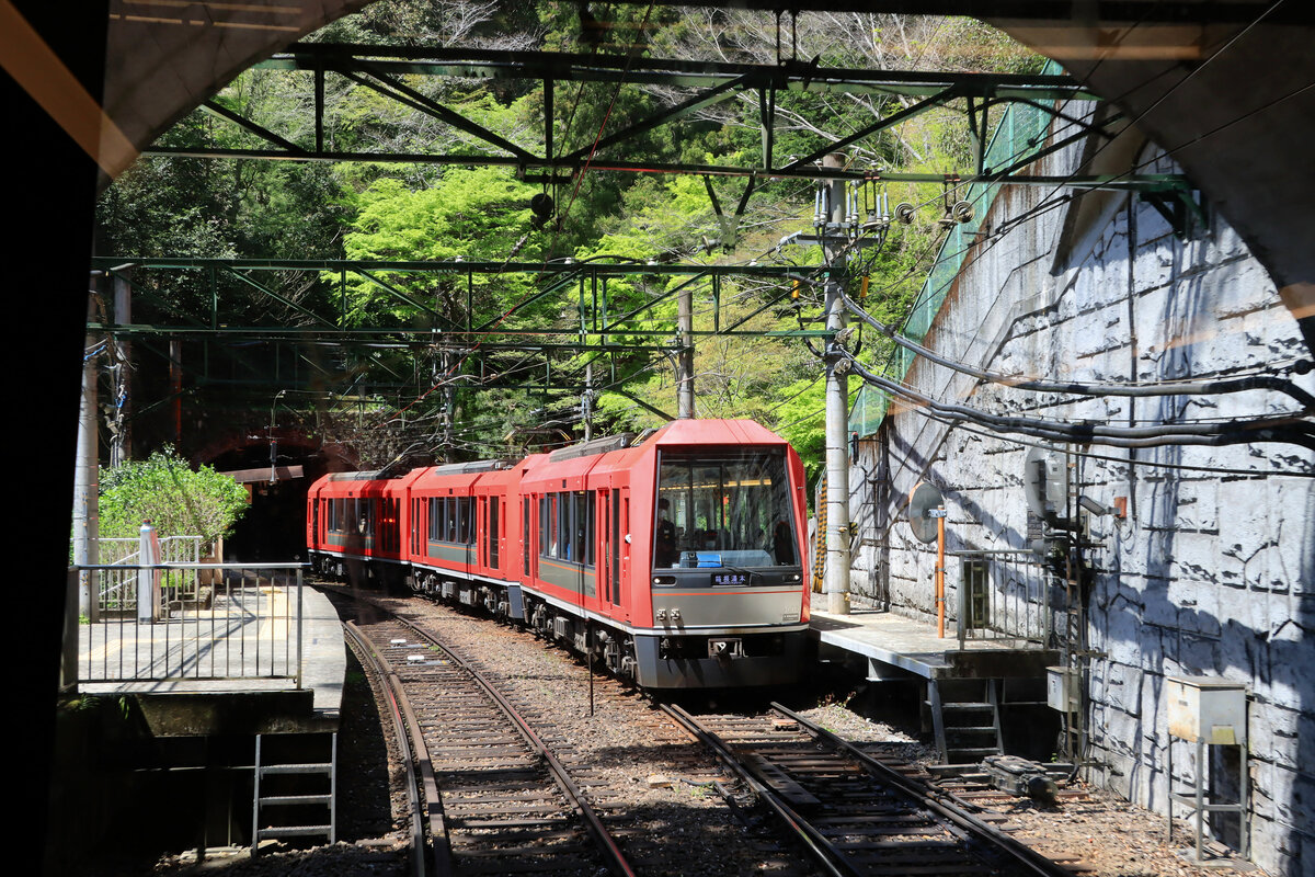 Die Hakone Tozan Bahn, Partnerbahn der RhB, im unteren Abschnitt: Moderner Panoramazug mit den Wagen 3002 (Einzelwagen, 2014) - 3103 - 3104 (Doppelwagen, 2020) in der ersten Station des Aufstiegs, Tônosawa. 12.April 2022  