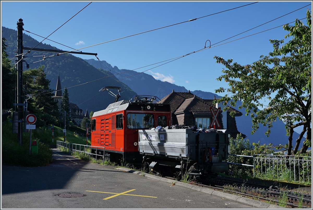 Die Hem 2/2 12 erreicht als Schiebelok für einen Gepäckzug Glion. Der Gepächzug befördert  die Rucksäcke der Montreux-Rochers de Naye Läufer auf den Rochers de Naye. 
Dieser Anlass und das schöne Wochenendwetter sorgten für reichlich Verkehr auf der Rochers de Naye Bahn und den Verstärkungs-Einsatz aller drei Bhe 2/4 (203 204 und 207) als Hilfe der  der vier Bhe 4/8 im Regeleinsatz. Der fünfte Bhe 4/8 war an diesem Wochenende nicht einsatzbereit. 
3. Juli 2016 