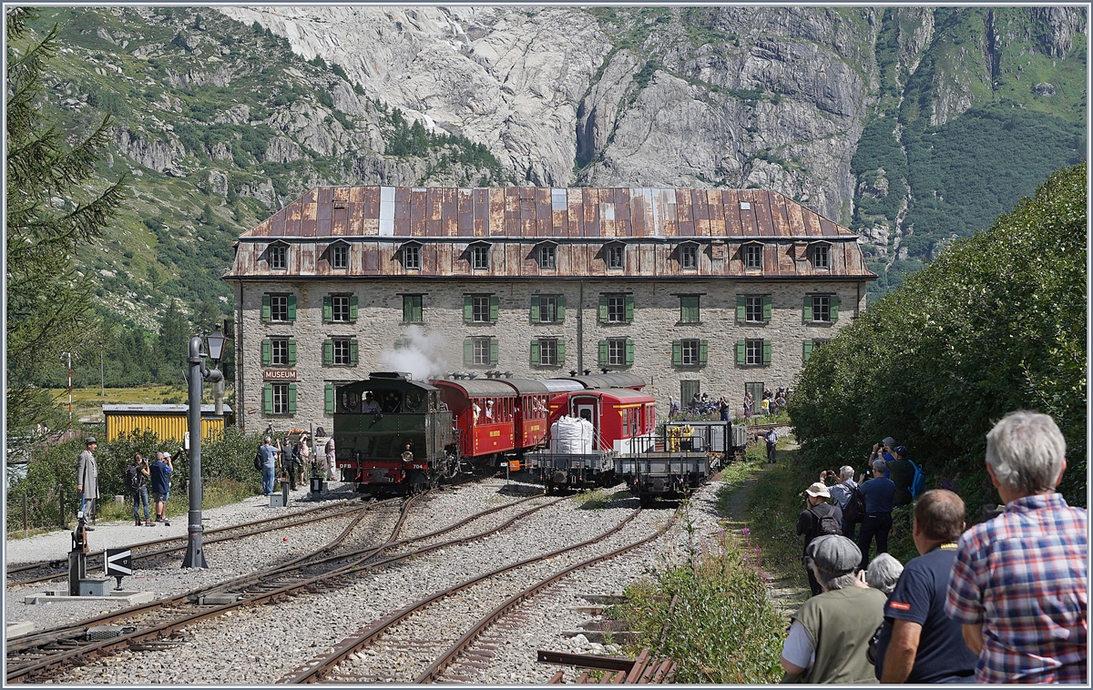 Die HG 4/4 704 erreicht mit ihrem Extrazug Gletsch.

31. Aug. 2019