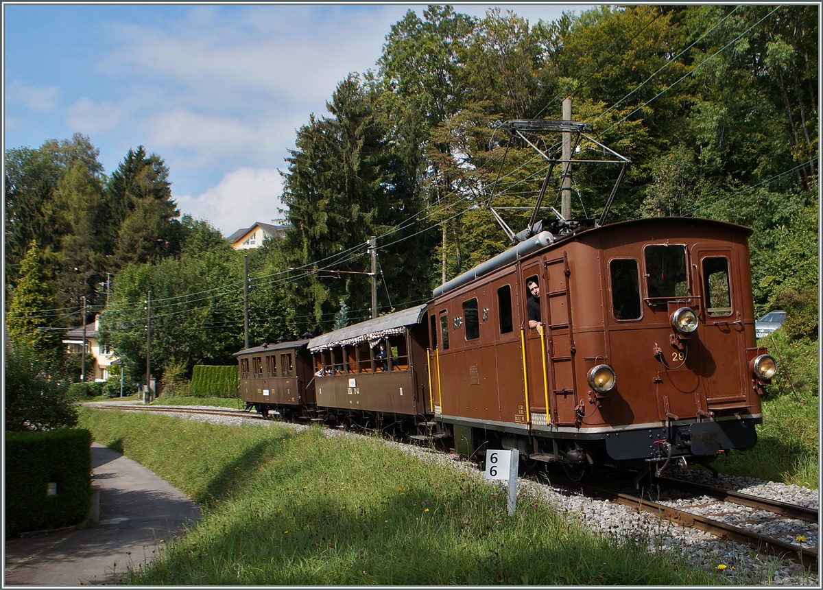 Die HGe 3/3 29 (Baujahr 1926), der  Kaiserwagen  und ein schon seit l�ngerem bei der Blonay-Chamby Bahn eingesetzter BOB Vierachser auf dem Weg nach Chamby kurz nach Blonay.
14. Sept. 2014