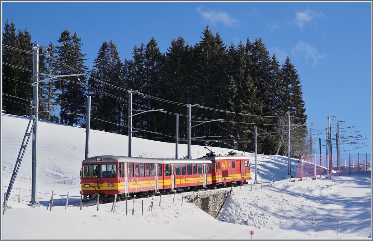 Die HGe 4/4 31 f�hrt mit ihrem passenden Zug kurz vor Col-du-Soud talw�rts.

5. M�rz 2019  