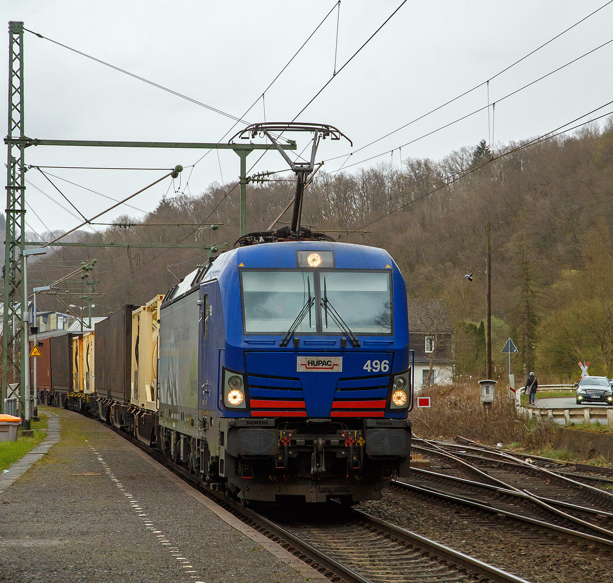 Die HUPAC 496 bzw. BLS Cargo 496 - 193 496 (91 80 6193 496-7 D-BLSC) fährt am 08.04.2022 mit einem KLV-Zug durch den Bf Scheuerfeld (Sieg) in Richtung Köln.

Die Siemens Vectron MS wurde 2018 von Siemens Mobilitiy in München-Allach unter der Fabriknummer 22390 gebaut und an die HUPAC SA. geliefert. Eigentümer der Lok ist die HUPAC Intermodal SA (Chiasso) und wurde bei der BLS Cargo eingestellt und/oder vermietet. Sie hat die Zulassungen für Deutschland, Österreich, Schweiz, Italien und die Niederlande (D, A, CH, I, NL). Die Vectron MS hat eine Leistung von 6,4 MW und eine Höchstgeschwindigkeit von 160 km/h.
