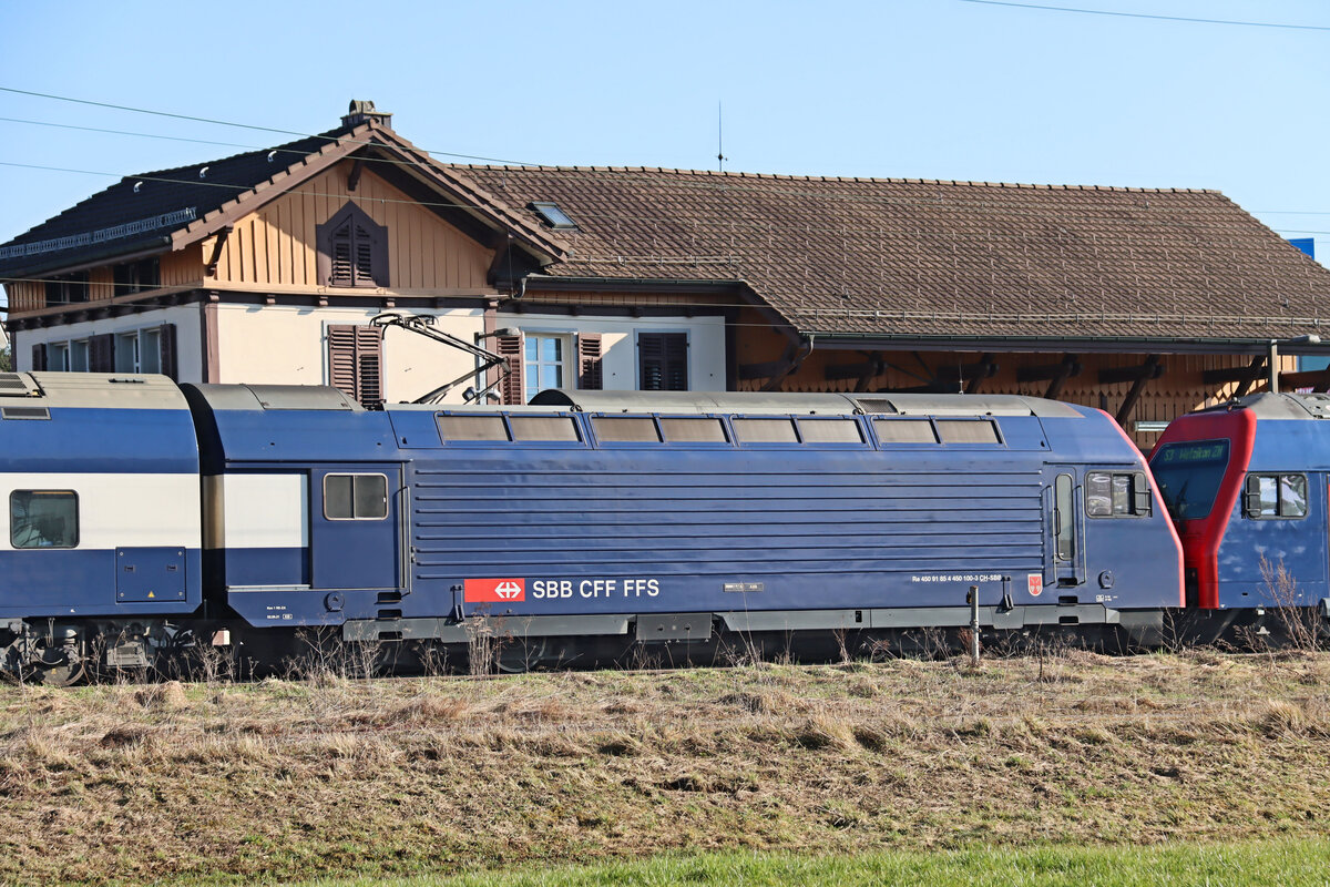 Die Kempttalbahn: Der hintere von zwei S3 Zügen in Kempten, vor der Ausfahrt Richtung Wetzikon. Lok 450 100  Rudolfingen . 5.März 2025   