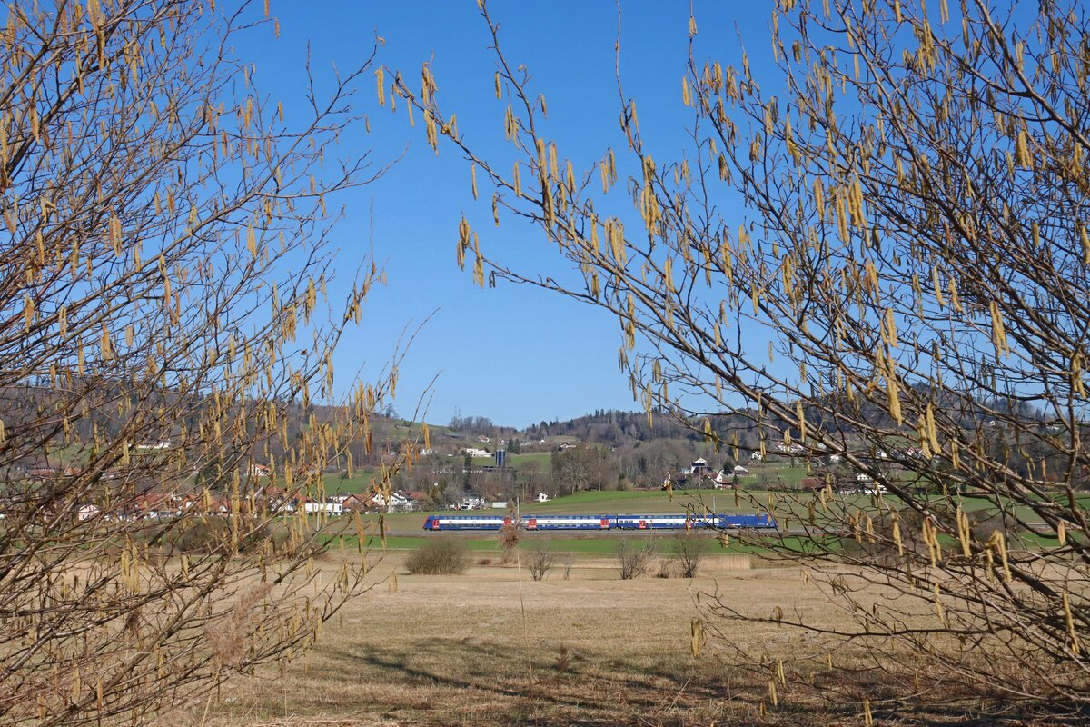 Die Kempttalbahn: Ein S-Bahnzug der S3 mit Lok Serie 450 in der Nähe von Kempten. 5.März 2025  