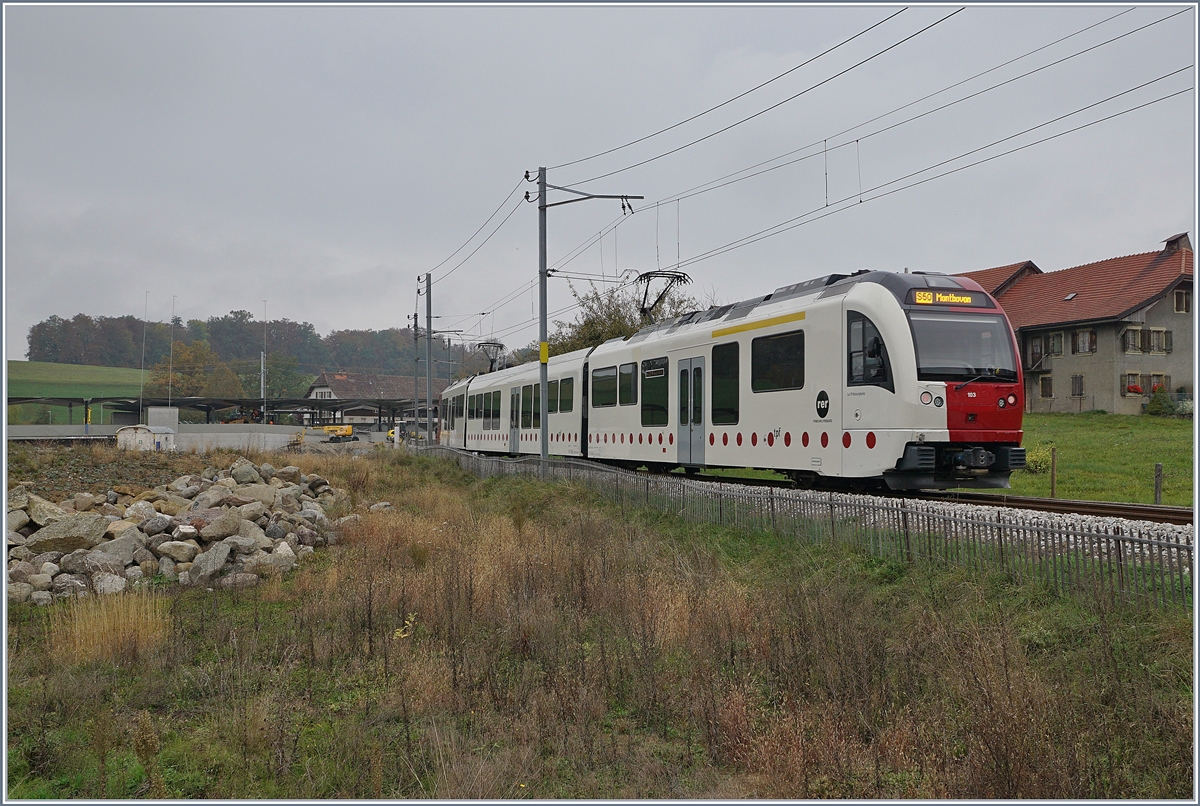 Die letzten Tage des  alten  Bahnhofs von Châtel St-Denis: der TPF ABe 2/4 - B - Be 2/6 103 verlässt Châtel St-Denis, im Hintergrund ist der neue Bahnhof zu sehen. Zur Inbetriebnahme  des neune Bahnhofs wird das Bahntrasse geteert werden und wird als Fussweg zum neuen Bahnhof dienen. (siehe auch Bild ID 681 878 bzw. den Link: https://igschieneschweiz.startbilder.de/bild/schweiz~strecken~256-palzieux-chtel-st-denis-bulle/681878/gut-ein-monat-liegt-zwischen-diesen.html

28. Okt. 2019