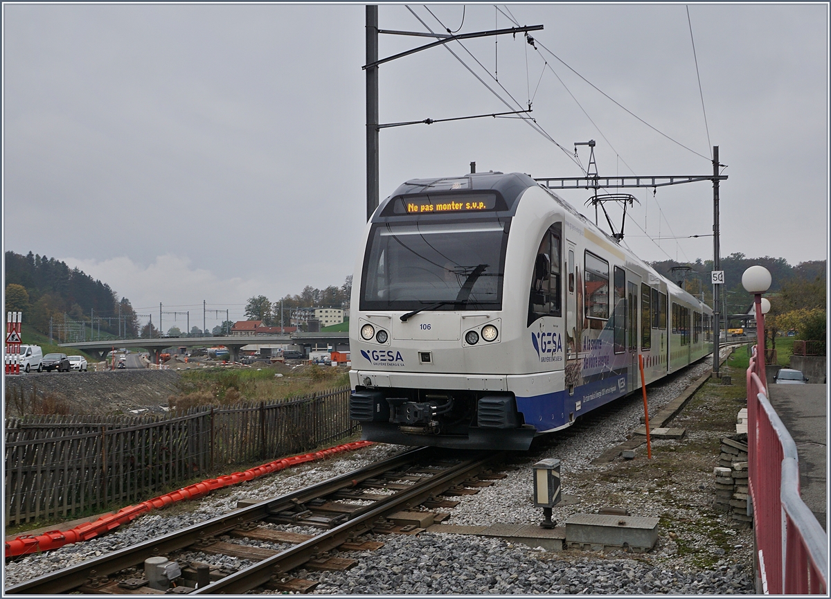 Die letzten Tage des  alten  Bahnhofs von Châtel St-Denis: der TPF ABe 2/4 - B - Be 2/6 106 fährt über die seit der Umbaubedingten Stilllegung der Strecke nach Palézieux verschraubte Weiche  1  und erreicht den Bahnhof von Châtel St-Denis.

28. Okt. 2019