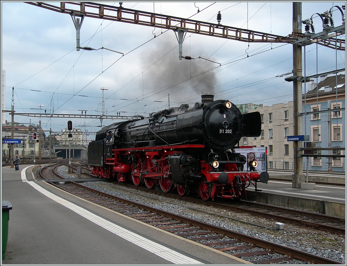 Die m�chtige und doch zierliche 01 202 beim einer Rangierfahrt (Umfahrnd ihres Extrazuges nach Montreux) in Lausanne. 6. Dez. 2014