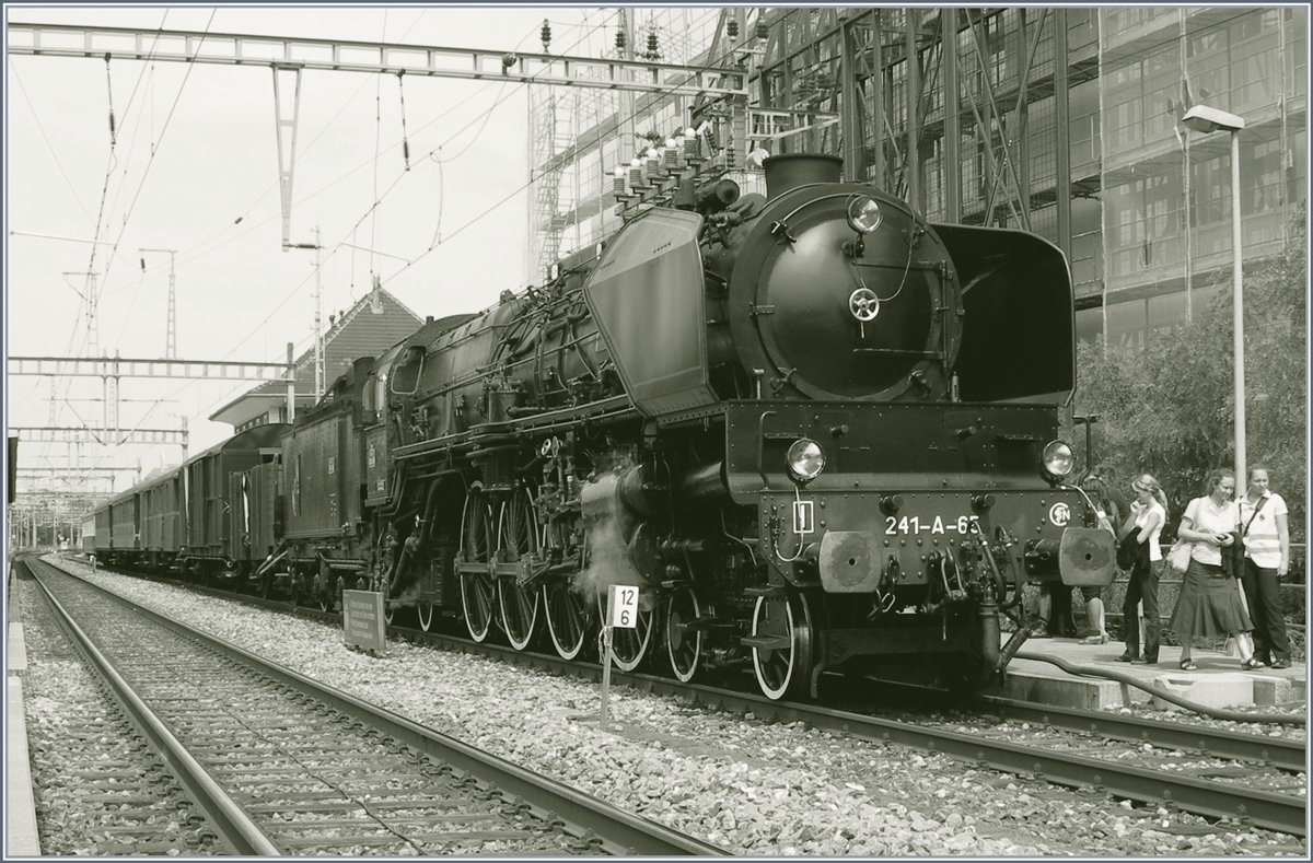 Die m�chtige SNCF 241 A 65 auf der Fahrt Richtung Gen�ve beim Halt in Morges.
30. Mai 2017