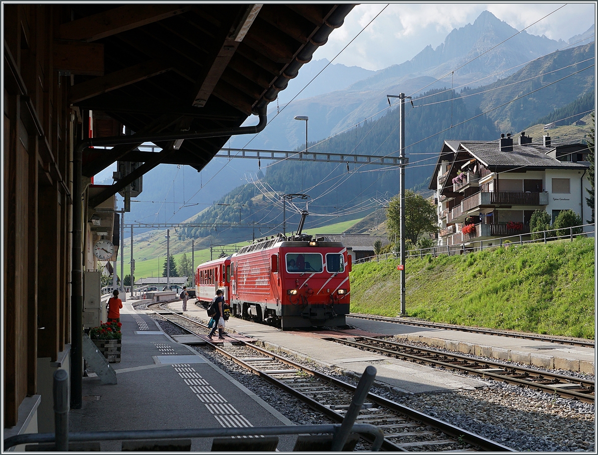 Die MGB HG 4/4 N° 11  Sitten/Sierre  erreicht mit ihrem Regionalzug von Andermatt nach Disentis den Bahnhof von Sedrun.

16. Sept. 2020