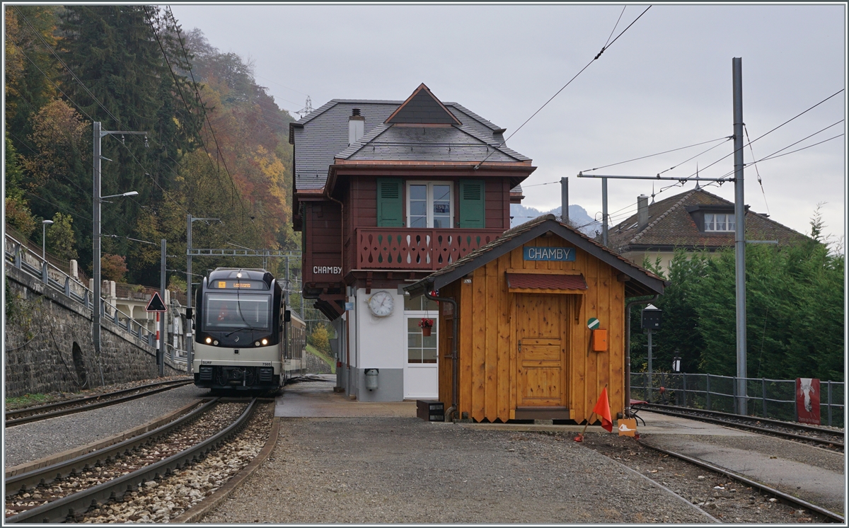 Die MOB und die B-C haben ihre Empfangsgebäude sehr schön hergerichtet und erfreulicherweise hat man auf unschöne Veränderungen verzichtet. Im Bild der nach Les Avants ABeh 2/6 7505. 

30. Okt. 2021