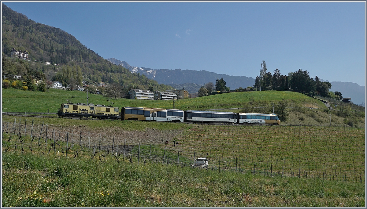 Die MOB GDe 4/4 6003  Train du Chocolat  ist mit ihrem MOB GoldenPass Panoramic Express kurz nach Planchamp auf dem Weg nach Montreux.

14. April 2020