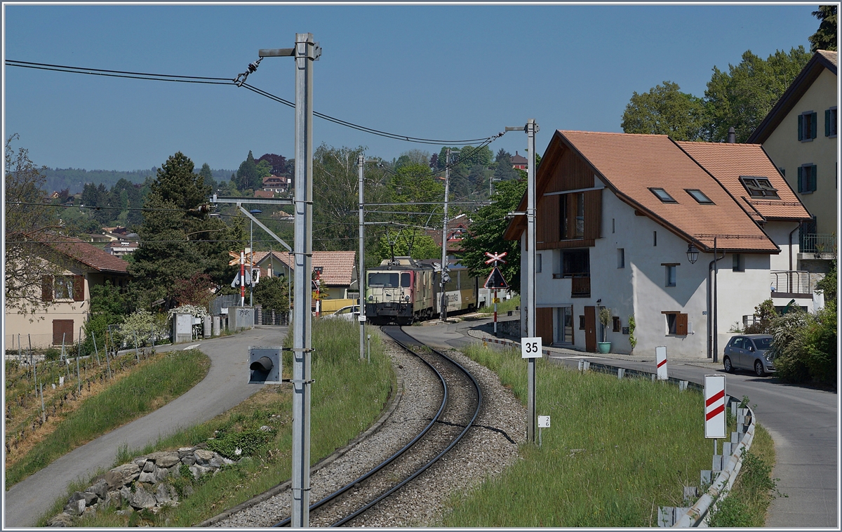 Die MOB GDe 4/4 6006  Aigle les Mureilles  auf dem Weg nach Zweisimmen fährt ist mit ihrem MOB GoldenPass Panoramic Express in Planchamp durch. 

22. April 2020