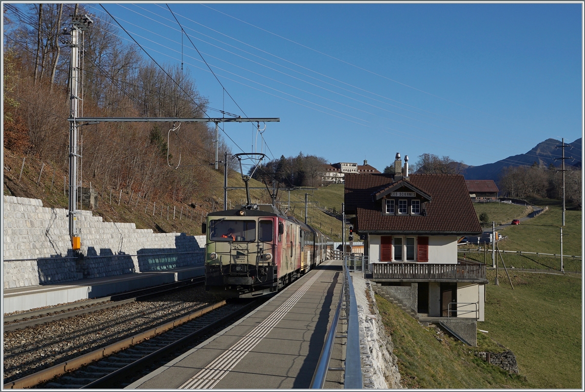 Die MOB GDe 4/4 6006  Aigle les Murailles  ist mit ihrem MOB GoldenPass Panoramic bestehend aus dem Bs 222, Bs 234, Bs 233 und BDs 224 (wobei letztere entgegen der Bezeichnung über 1.Klasse Sitze verfügt) auf dem Weg von Zweisimmen nach Montreux und dabei auf der Durchfahrt in Les Sciernes. 

26. Nov. 2020