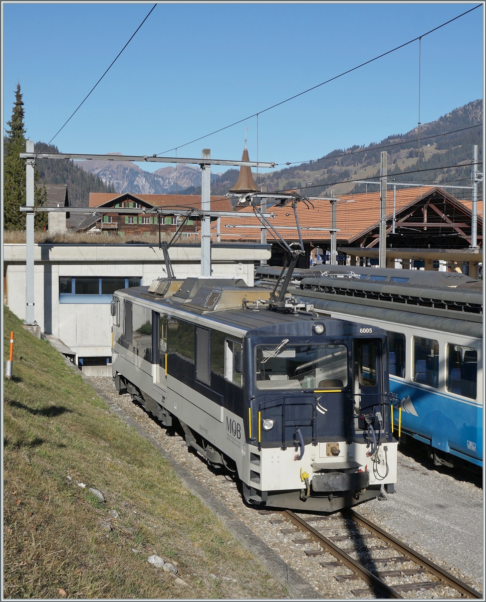 Die MOB GDe 4/4 wartet auf einem Abstellgleis in Zweisimmen mit offener Tür und einem unvorteilhaften Schattenwurf auf den Einsatz vor dem MOB Goldenpass Panoramic Express 2123. 

25. Nov. 2020