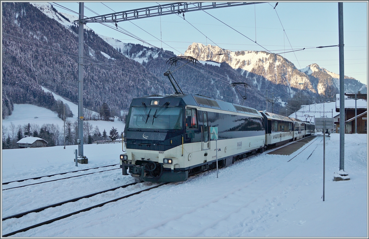 Die MOB Ge 4/4 8001 mit ihrem GoldenPass Panoramic PE 2212 von Montreux nach Zweisimmen beim Halt in Rossinière. 

11. Jan. 2021