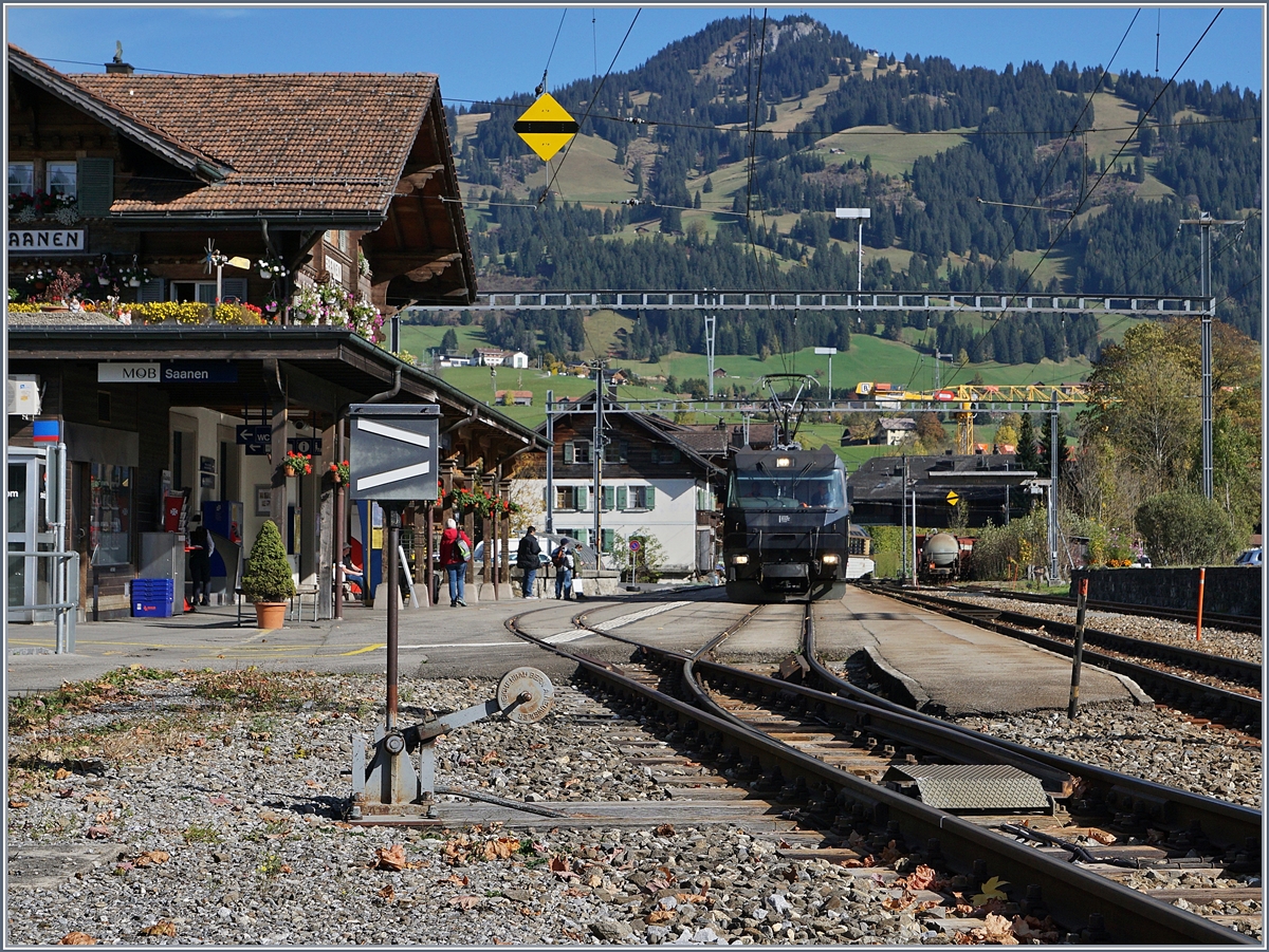 Die MOB Ge 4/4 8003 erreicht mit ihrem Panoramic Express den Bahnhof Saanen.
10. Okt. 2017