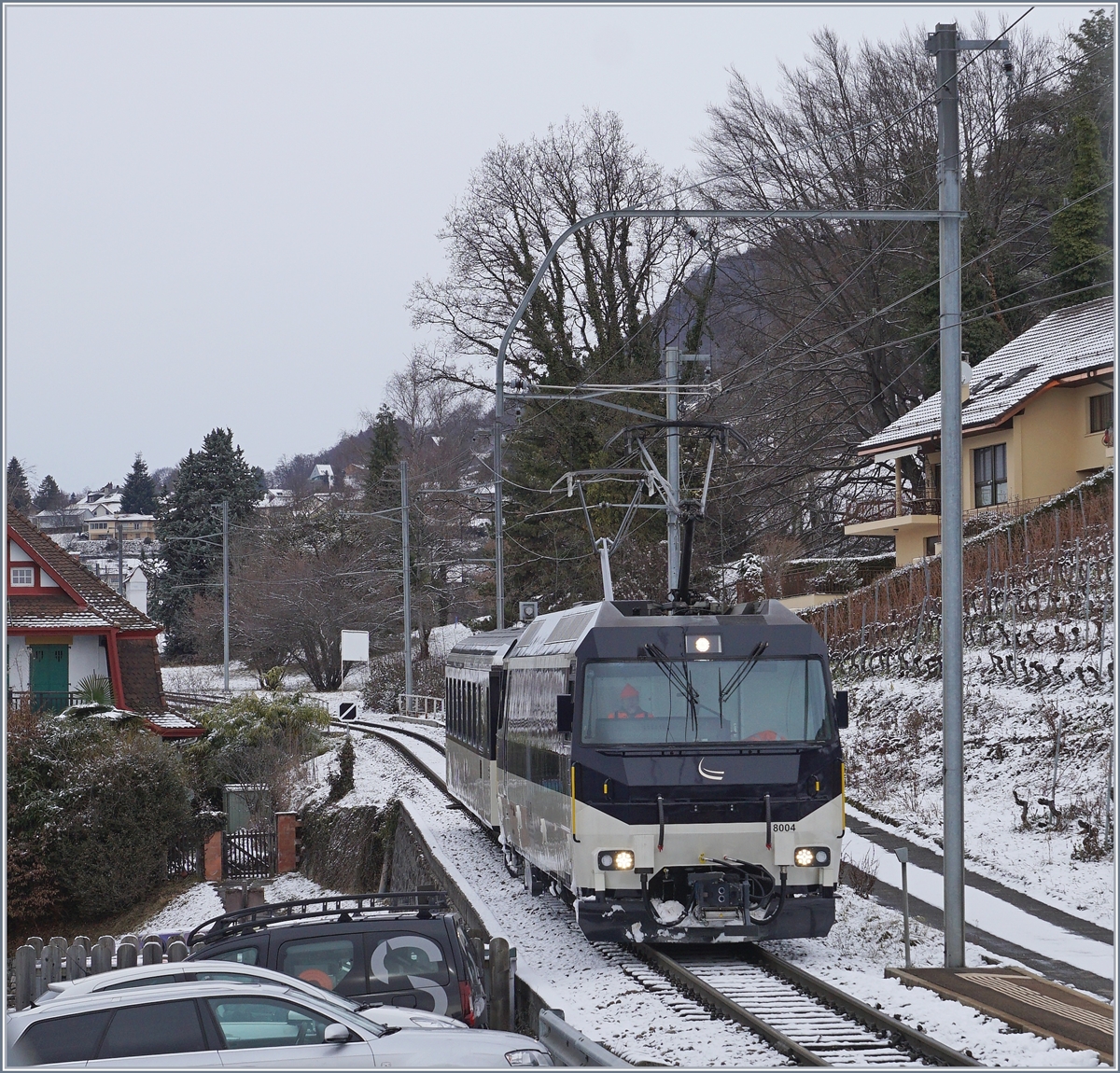 Die MOB Ge 4/4 8004 mit neuer, automatischer Kupplung und im aktuellen MOB Anstrich mit einem B auf der Fahrt Richtung Montreux bei Planchamp.
29. Dez. 2017