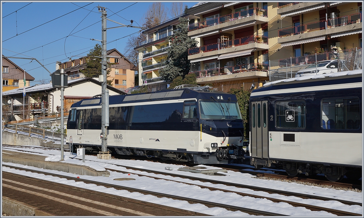 Die MOB Ge 4/4 8004 mit neuer, automatischer Kupplung und im aktuellen MOB Anstrich in Chernex. 
6. Dez. 2017