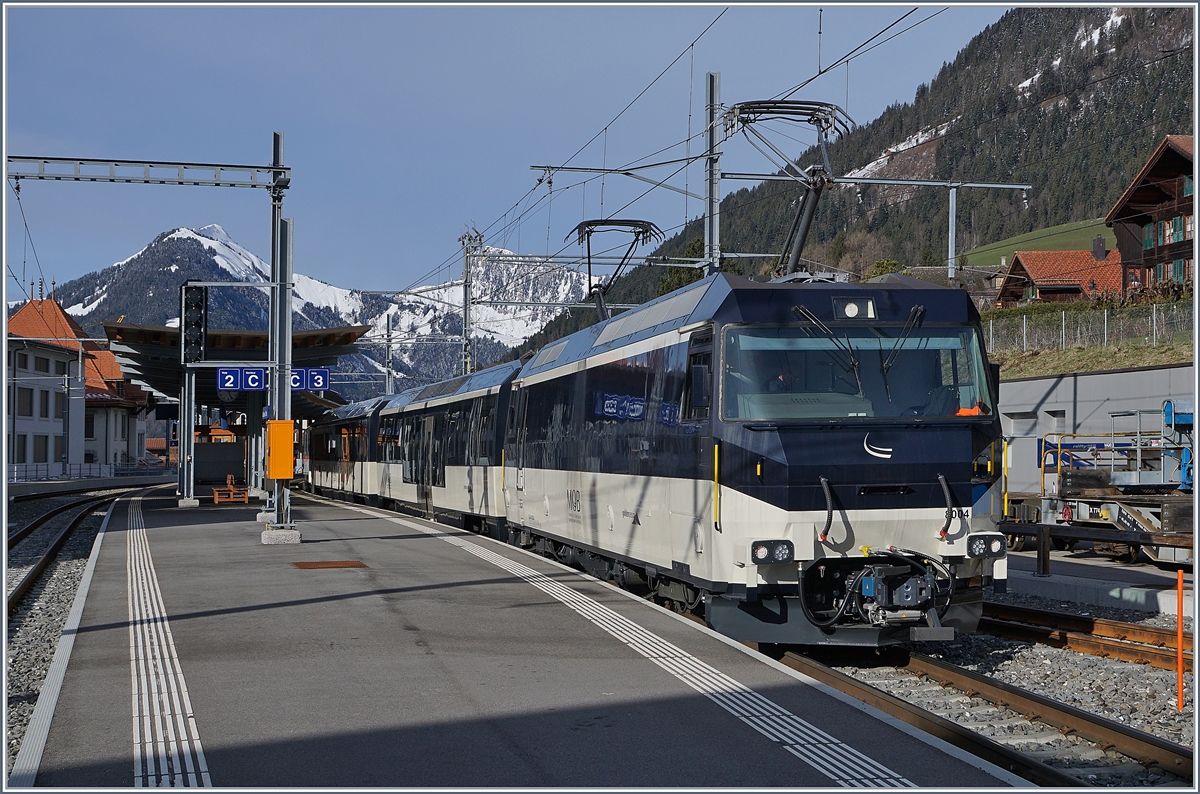 Die MOB Ge 4/4 8004 wartet mit ihrem Regionalzug in Château d'Oex auf die Abfahrt Richtung Zweisimmen. 
2. April 2018