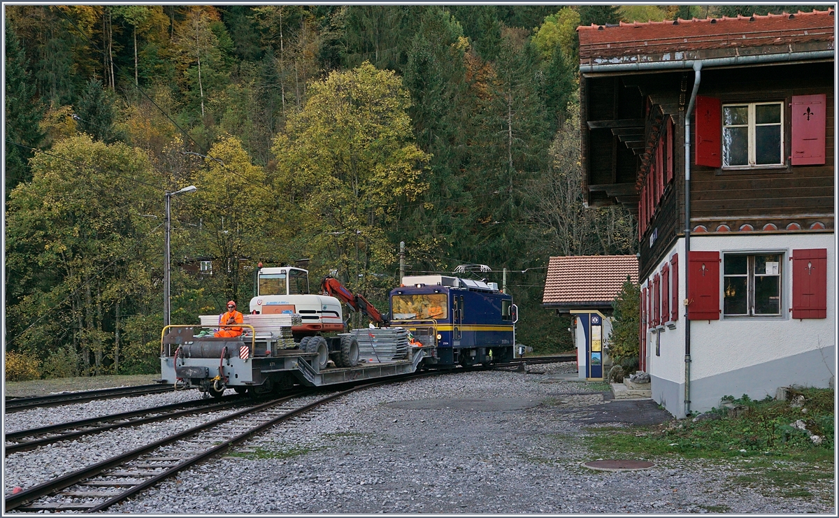 Die MOB Gem 2/2 2504 erreicht mit einem Dienstzug von Les Avants kommend Les Cases.
11. Okt. 2017