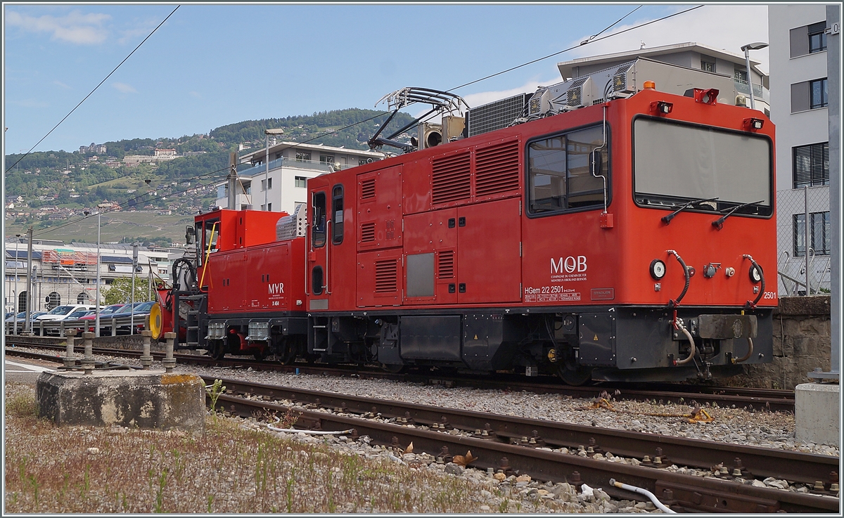 Die MOB HGem 2/2 2501 (ex MVR HGem 2/2 2501) mit der X 464 in Vevey.

3. Juni 2021